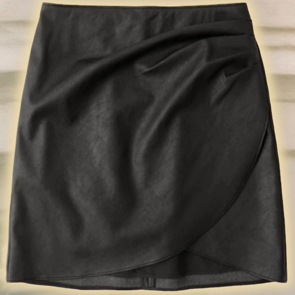 Abercrombie & Fitch Black Vegan Leather Pleated Side Tulip Hem Mini Skirt Sz XS - Picture 6 of 15